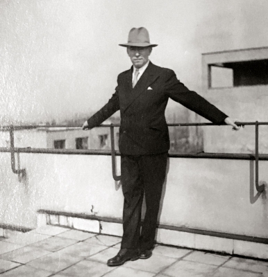 František Munk na terase svého domu na Babě, 1932