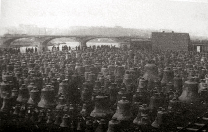 Zrekvírované zvony na shromaždišti čekají na svůj osud