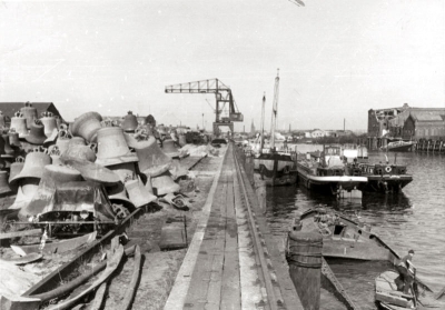 Zvony, co přečkaly válku, čeká identifikace 
v hamburském přístavu, 1947