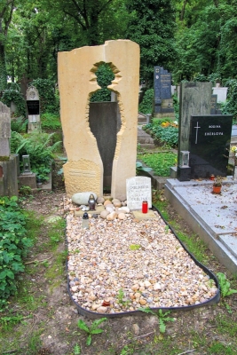 Hrob Ladislava Smoljaka s náhrobkem Jiřího Laštovičky