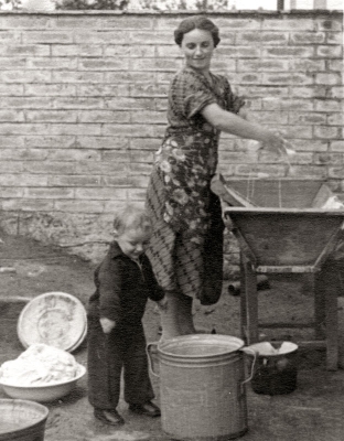 Michaela s hospodyní Rézinkou, 1938