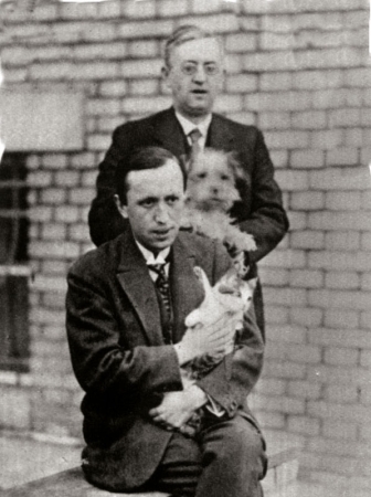 Karel a Josef Čapkové, s pejskem a kočičkou, 1927