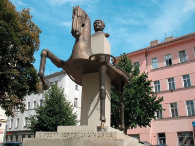 Pomník Jaroslava Haška na Prokopově náměstí v Praze na Žižkově