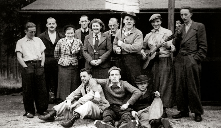 Bob Hurikán (drží poutač) a kamarádi z Rykatada, 1937
