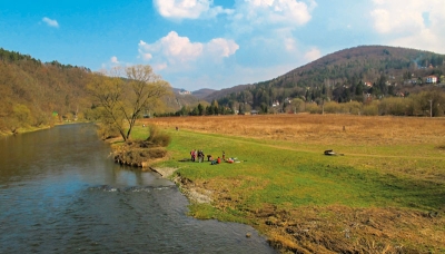 Řeka Sázava a vrch Medník od Pikovic