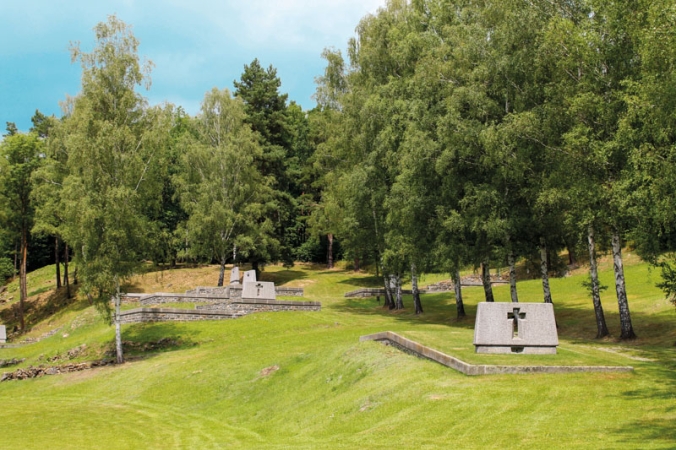 Pomníky, tzv. hrobodomy, vybudované v místech domů osady Ležáky