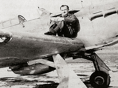 Škarvadův příběh se stal předlohou filmu Tmavomodrý svět, Zdeněk na letounu Hawker Hurricane, Británie 1941
