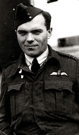 Rudolf Protiva v uniformě pilota RAF