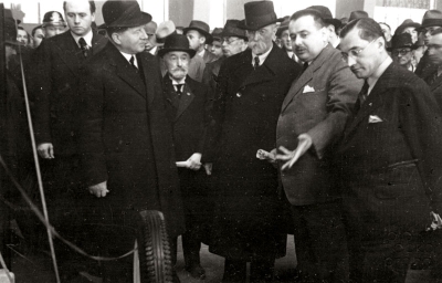 Karel Hrdlička (druhý zprava) na pražském autosalonu 
s T. G. Masarykem (20. léta 20. století)