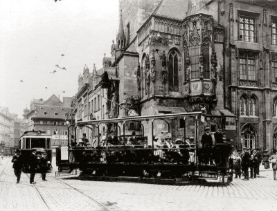 Výletní tramvaj na Staroměstském náměstí v Praze, 1913