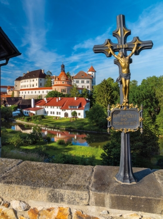 Pohled na jindřichohradecký zámek z vyhlídky Karlov