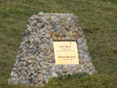 Pomník Josefa a Zdeňky Vágnerových v safari ve Dvoře Králové n. Labem