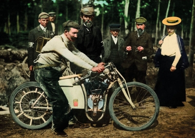 Václav Klement a závodník Václav Vondřich, který dojel první 
ve francouzském Dourdanu, 1905
