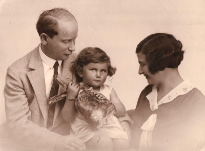 Dr. Julius Fantl, Irena Fantlová, rozená Reitmanová, s dcerou Dagmar (1931)