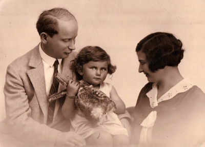 Dr. Julius Fantl, Irena Fantlová born Reitmanová with daughter Dagmar (1931)