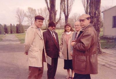 Erik Polák (the second from the right) in front of the crematory in the Jewish Cemetary in Terezín in 1991