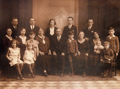 Rodina Moulisových, Miloslav zcela vpravo