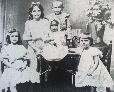Děti manželů Marie a Oldřicha Svobodových, českých herců, na fotografii z roku 1908. zcela vpravo je dcera anna, později provdaná Letenská.