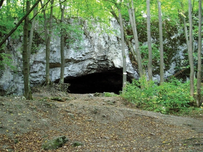 Portál jeskyně Pekárna, ve které se usídlili lovci mamutů
