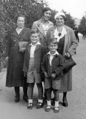 S Annou Kopskou, vychovatelkou, maminkou a bratrem před válkou