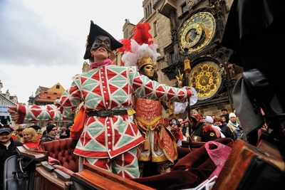 Díky Carnevale Praha metropole ožívá pestrobarevnými
kostýmy a maskami.