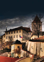 Die Prager Burg, durch die Burghöfe in die Gärten