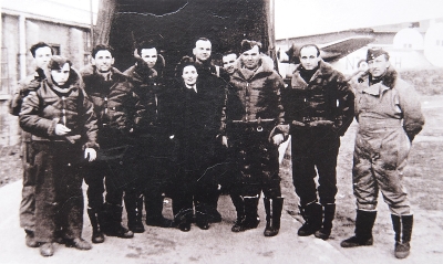 With his crew before an
operational fl ight