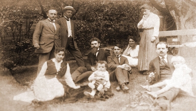 Vlevo sedící maminka, Ivan na klíně neznámého muže,
Nataša na klíně tatínka (asi 1914)