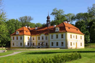 Opravený zámek v Radovesnicích
