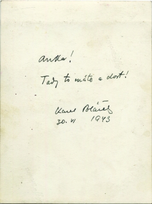 Foto KP s věnováním
A. Vlkové před nástupem
do transportu, 30. 6. 1943