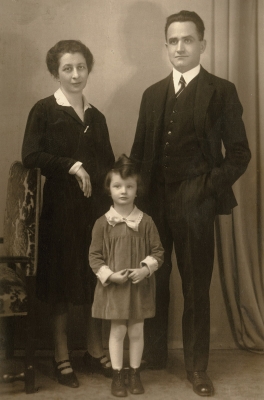 In Pilsen, with her parents before the war, 1929