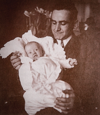 In Daddy‘s Arms, 1927
