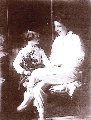 With mother on Mother‘s Day, 1932