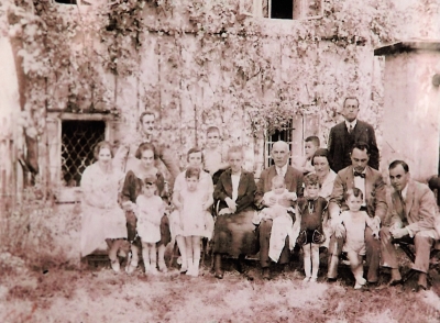 Polák´s house in Luže, grandparents in the middle, family Kraus,
parents of Eva, sister Andulka, cousins – Eva was not born yet