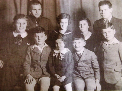 Grandma´s birthday – Eva with her sister Andulka, grandchildren
Kraus and others in the family who survived in England or Israel