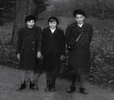 Jediná dochovaná fotografi e, kde je Hugo spolu se svým nevlastním
bratrem Petrem (uprostřed), kterého hledal víc než 70 let