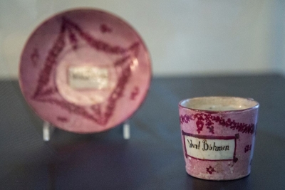 Tasse mit Untertasse Vivat Böhmen – das älteste Erzeugnis der
Klösterler Porzellanmanufaktur aus dem Jahr 1794