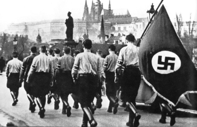 Němečtí studenti z Prahy jdou pozdravit Hitlera, 15. března 1939