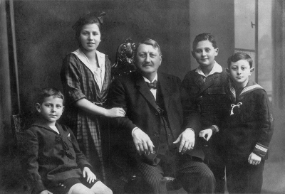Zikmund Jelínek s vnoučaty