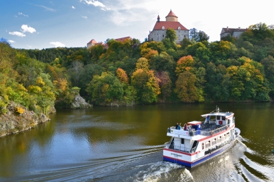 Lodní doprava na Brněnské přehradě s hradem Veveří