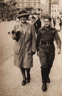 Mario s maminkou, Praha 1945