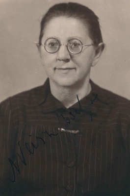 Matka Dory, Josefína Sára
Weiszová