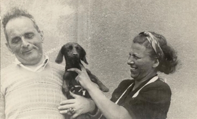 Dora a Karel se psem Mydlinkou, léto 1943