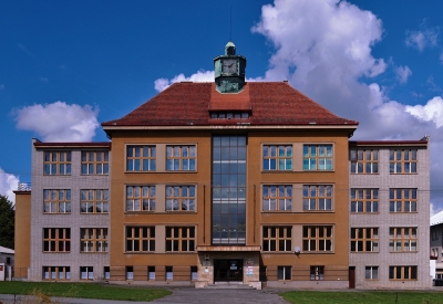 Školní budova v Plasích dle návrhu H. Zápala, foto © Wikimedia Commons