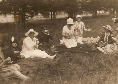 TGM v trávě s dcerou Alicí a přáteli