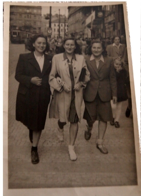 Anka Kovanicová, Bohunka a Judita Singrová, 1945 