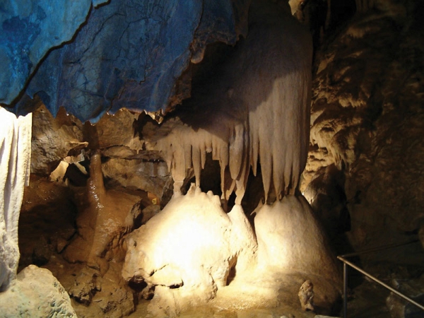 Jeskyni zdobí úžasné krápníky