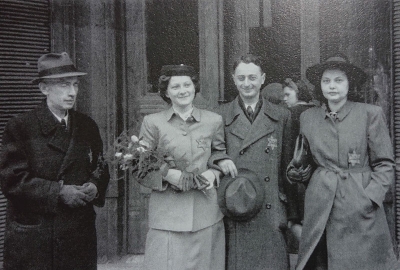 Před svatební síní Josef Reiner, Karel, Hana a její přítelkyně, červen 1942 
