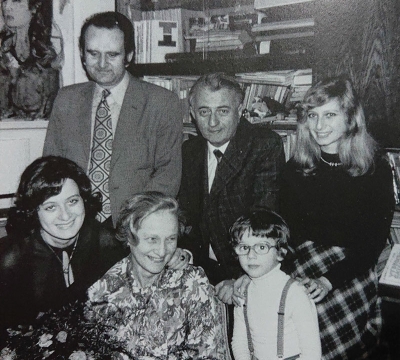 Zleva – zeť Ivo Schleif, Karel, dcera Michaela Schleifová, 
sedící zleva dcera Kateřina, Hana a vnuk Tomáš 