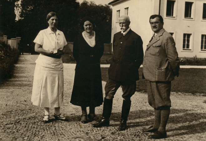 K. Engliš na fotografii s TGM, Alicí Masarykovou a svou manželkou Valerií v Topolčiankách (1932)